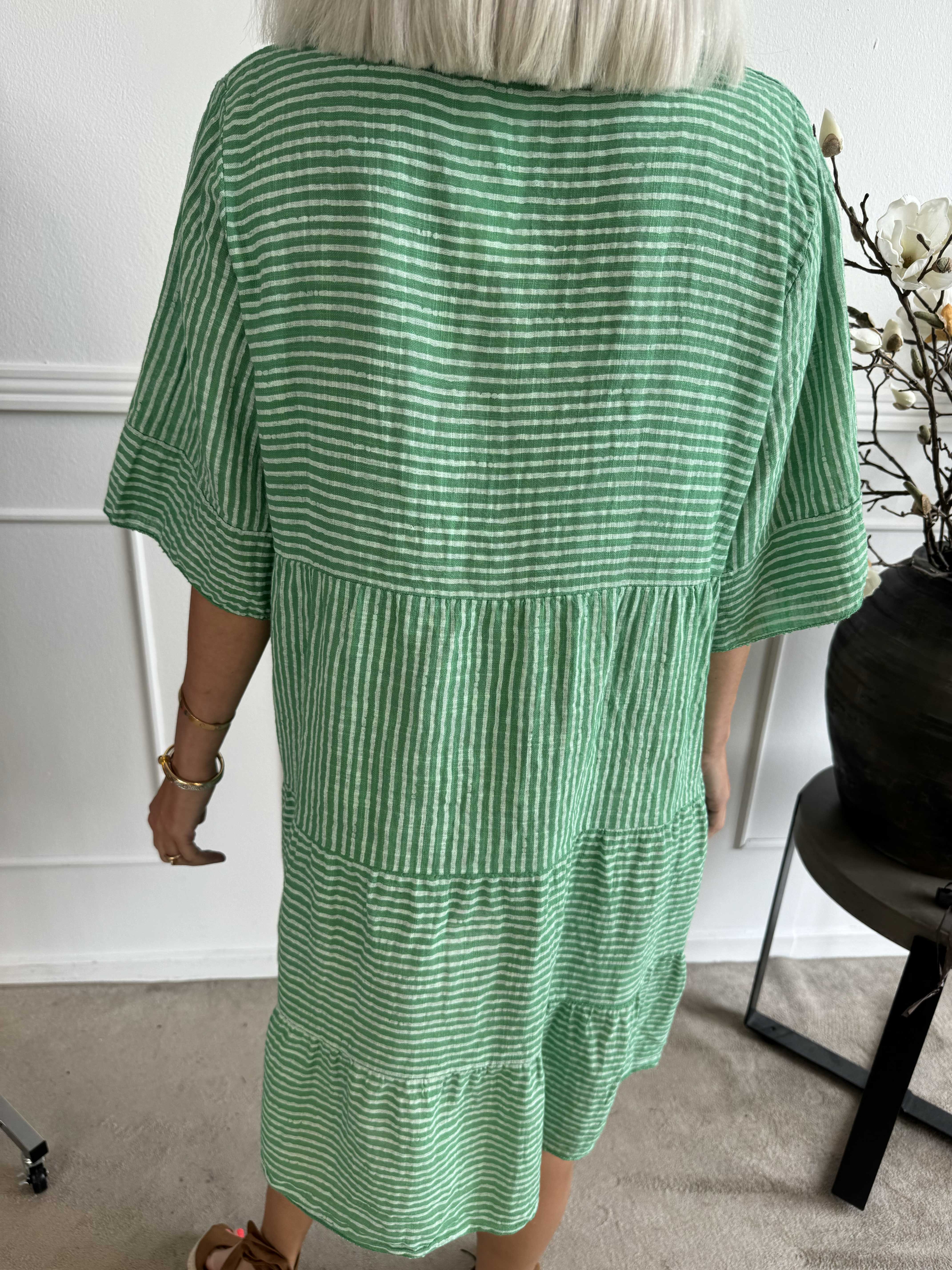 Jenni - Sød stripet bomuldskjole i hør lignende stof